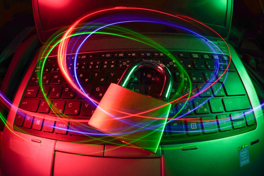 Gembok digital di atas keyboard — keamanan akun online