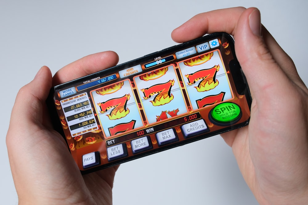 Seseorang bermain game slot di layar ponsel